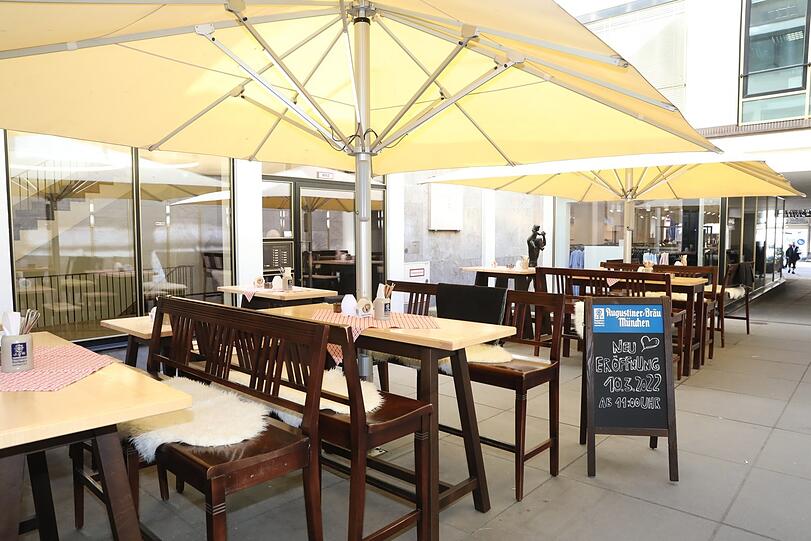 Im Innenhof: Garnituren im Bistro-Stil.