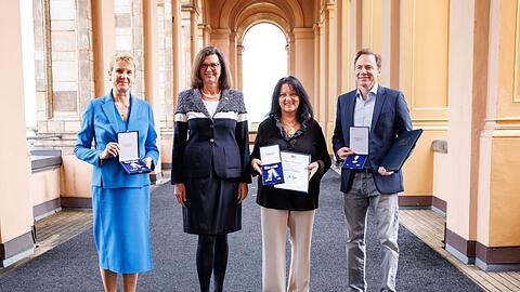 Susanne Klatten,(l-r), Ilse Aigner (CSU), Claudia Dalla Torre und Michael "Bully" Herbig, bei der Verleihung des Bayerischen Verfassungsordens im bayerischen Landtag.