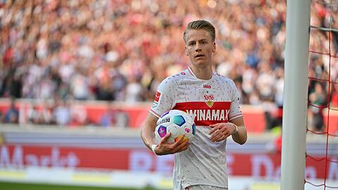 Stuttgarts Chris Führich hält den Ball in der Hand.