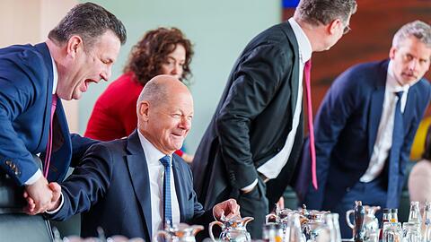 Der geschäftsführende Arbeitsminister Hubertus Heil (l., SPD) scheidet wahrscheinlich genauso aus der Regierung aus wie sein Chef Olaf Scholz.