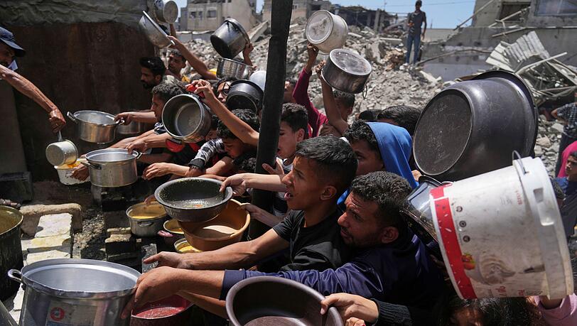 Palästinenser stehen für Lebensmittel im nördlichen Gazastreifen an. (Archivbild)