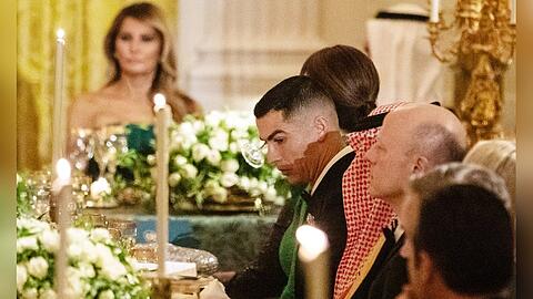 Da senkt selbst CR7 andächtig den Kopf: Cristiano Ronaldo als Stargast von Donald und Melania Trump im Weißen Haus.
