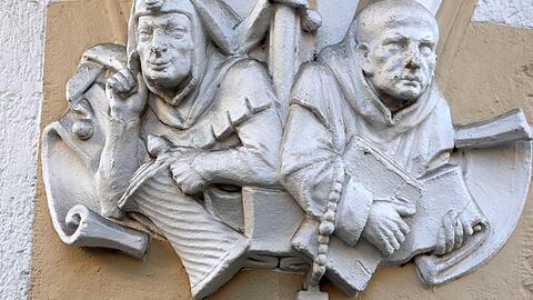 Narr und M&ouml;nch &ndash; eine Allegorie auf die Freuden (Bier) und Entbehrungen (Buch und Rosenkranz) des Lebens &ndash; entdeckt an einer Hausfassade in der Thierschstra&szlig;e 22.