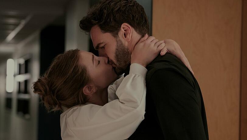 Die Rollen von Lili Reinhart und Tom Bateman in "Die theoretische Unwahrscheinlichkeit von Liebe" basieren ursprünglich auf "Star Wars"-Figuren. Die Rollen von Lili Reinhart und Tom Bateman in "Die theoretische Unwahrscheinlichkeit von Liebe" basieren ursprünglich auf "Star Wars"-Figuren.