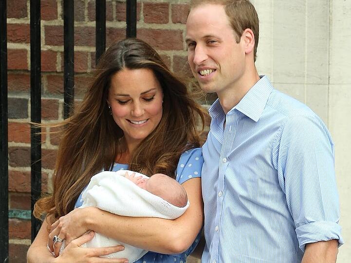 Die glückliche Familie lässt sich gerne von Carole Middleton helfen