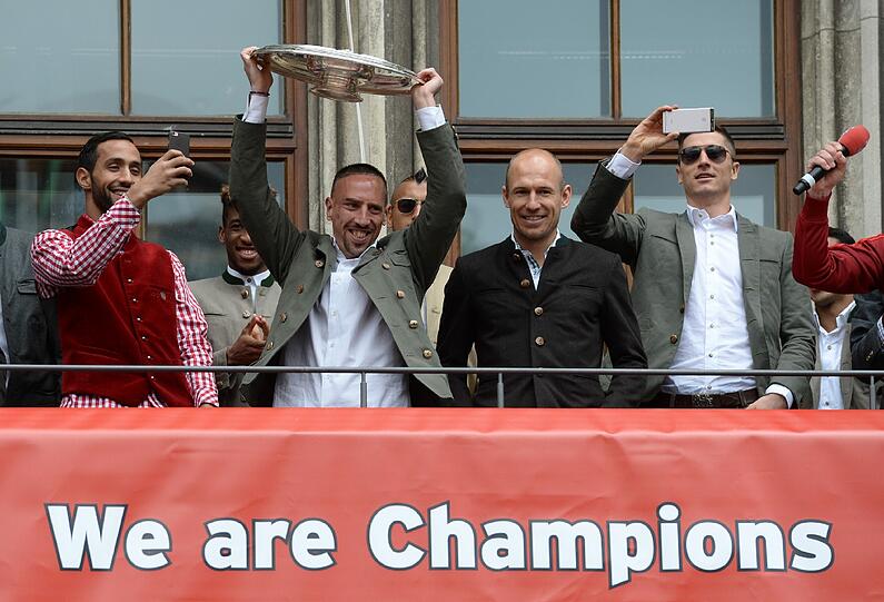 Am Sonntag feierte der FC Bayern (Männer wie Frauen) den Gewinn der Deutschen Meisterschaft. Tausende Fans waren auf den Marienplatz gekommen. Die Bilder.