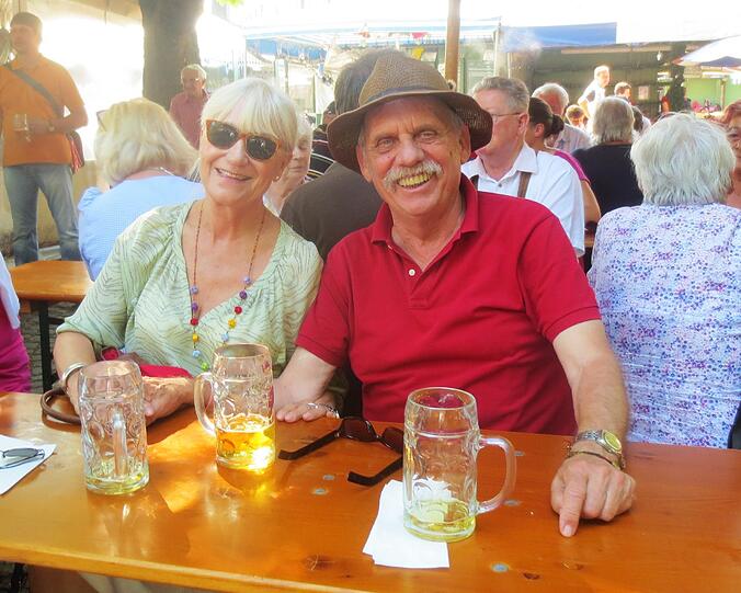 Heute: Wolfgang Stoephasius und seine Frau Renate mögen die Biergärten, etwa den am Viktualienmarkt.