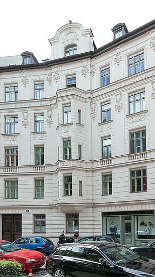 Rothmundstraße 8 in der Isarvorstadt: Laut Fassadenkommission hat die Eigentümerin des 1897 erbauten Hauses bei der Sanierung weder Zeit, noch Geld, noch Mühe gespart.
