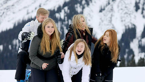 König Willem-Alexander und Königin Máxima mit ihren Töchtern, den Prinzessinnen Amalia, Ariane und Alexia am Arlberg (v.l.n.r.)
