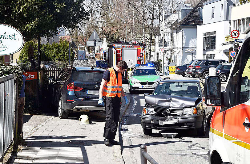 In Solln hat sich am Montag ein spektakulärer Unfall ereignet. Die Bilder.