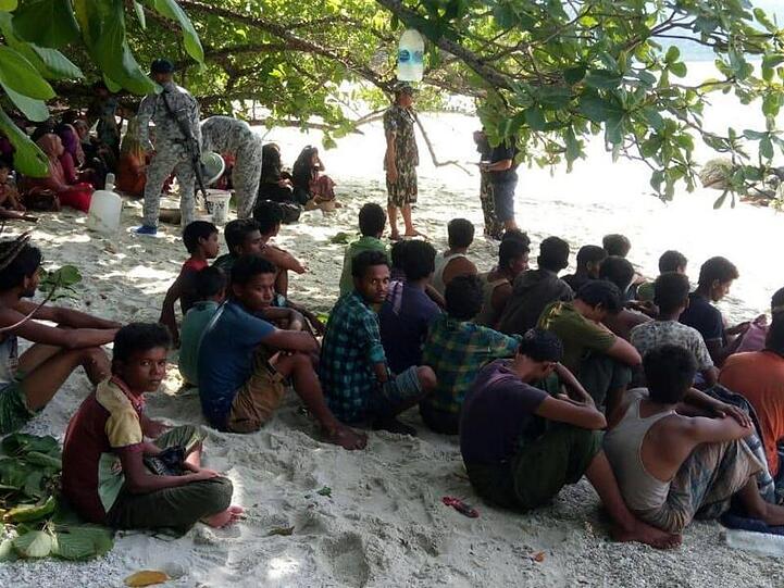 Rohingya-Flüchtlinge werden auf der Insel Ko Ra Wi von thailändischen Sicherheitskräften bewacht, nachdem ihr Boot gesunken war.