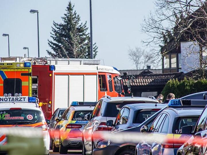 Polizei und Feuerwehr sind in dem Wohngebiet im Einsatz.