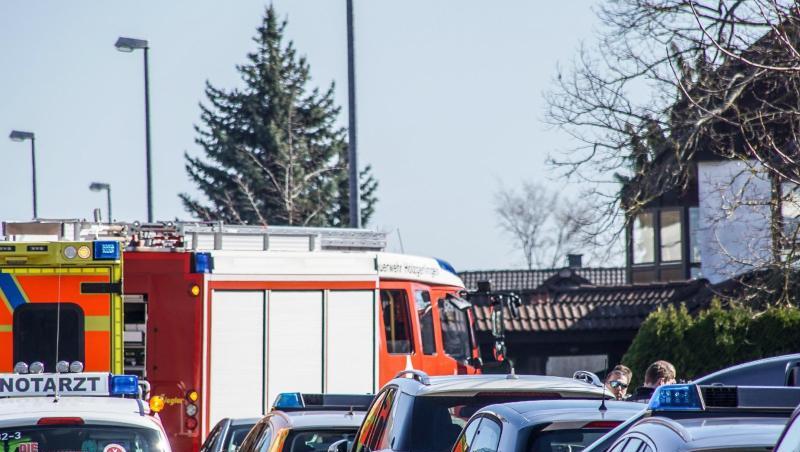 Polizei und Feuerwehr sind in dem Wohngebiet im Einsatz. Polizei und Feuerwehr sind in dem Wohngebiet im Einsatz.