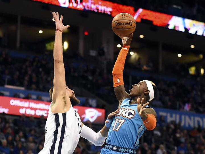 Dennis Schröder (r) erzielte 17 Punkte und holte zwölf Rebounds.