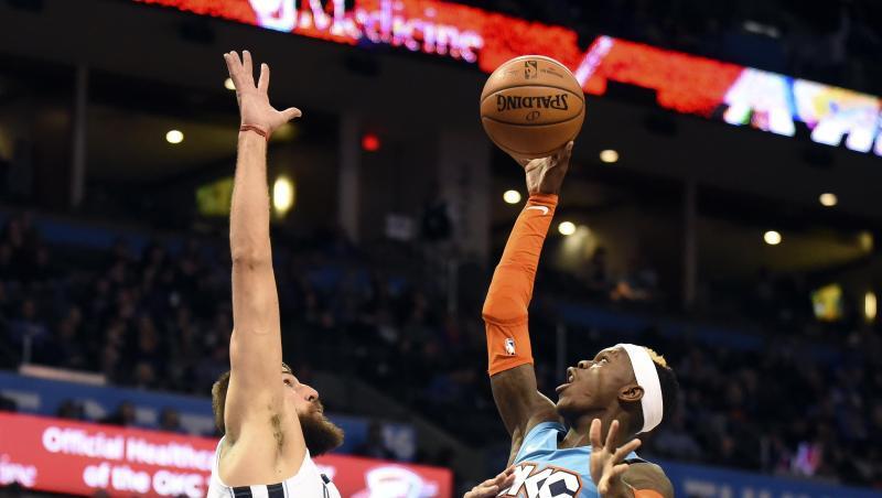 Dennis Schröder (r) erzielte 17 Punkte und holte zwölf Rebounds. Dennis Schröder (r) erzielte 17 Punkte und holte zwölf Rebounds.