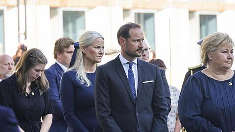 Kronprinzessin Mette-Marit (2.v.l.), Kronprinz Haakon Magnus und die norwegische Ministerpräsidentin Erna Solberg während der Gedenkfeier in Oslo.