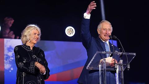 Prinz Charles und Herzogin Camilla auf der Bühne bei der großen Jubiläumsfeier für die Queen.