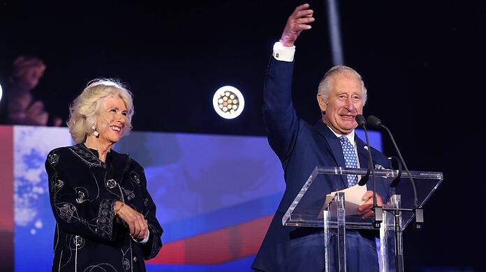 Prinz Charles und Herzogin Camilla auf der Bühne bei der großen Jubiläumsfeier für die Queen.