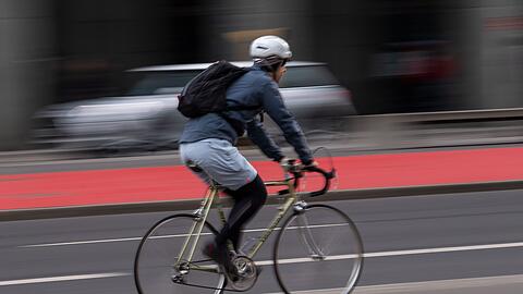 Bessere Schutzmaßnahmen im Straßenverkehr wie das Tragen von Helmen und Anschnallgurten könnten jährlich Hundertausende Leben retten.