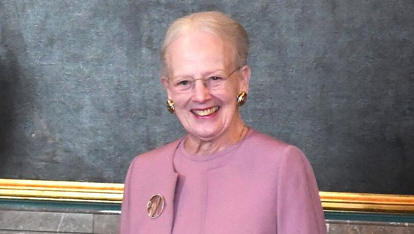 Bei der Verleihung ihres jährlichen Wissenschaftspreises trug Königin Margrethe offenbar das gleiche Kleid wie auf den Bildern, die das Königshaus an ihrem Geburtstag zur Verfügung stellte.