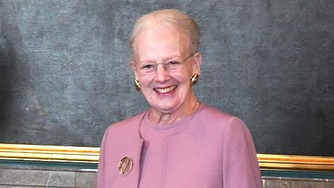 Bei der Verleihung ihres jährlichen Wissenschaftspreises trug Königin Margrethe offenbar das gleiche Kleid wie auf den Bildern, die das Königshaus an ihrem Geburtstag zur Verfügung stellte.