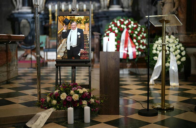 Ein Porträt von Richard Lugner war zur Trauerfeier im Wiener Stephansdom aufgestellt worden.