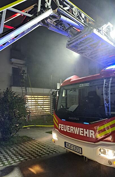 Der entstandene Schaden wird auf eine sechsstellige Summe geschätzt. Die Polizei sucht nach Zeugen. Der entstandene Schaden wird auf eine sechsstellige Summe geschätzt. Die Polizei sucht nach Zeugen.