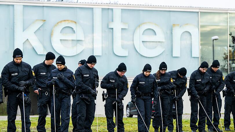 Nach dem Einbruch hatten Polizisten im Umfeld des Museums nach Beweismitteln gesucht. (Archivbild)