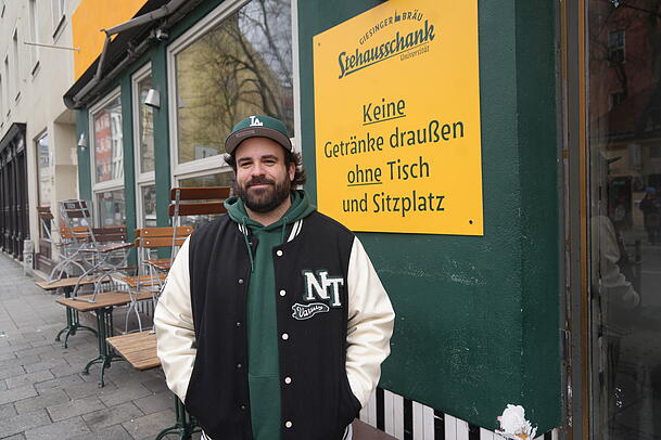 "Keine Getr&auml;nke drau&szlig;en ohne Tisch und Sitzplatz" &ndash; das gilt erneut beim Giesinger Stehausschank von Stefano Weitzner.