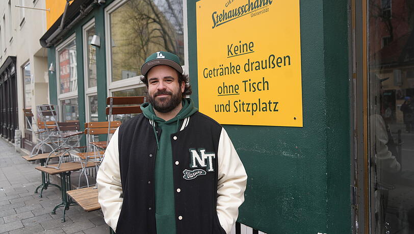 "Keine Getränke draußen ohne Tisch und Sitzplatz" – das gilt erneut beim Giesinger Stehausschank von Stefano Weitzner. "Keine Getränke draußen ohne Tisch und Sitzplatz" – das gilt erneut beim Giesinger Stehausschank von Stefano Weitzner.