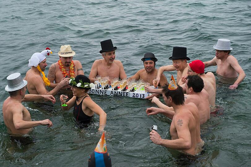Auch am Genfersee, in der Schweiz, sind manche Silvesterpartys nichts für Warmduscher.