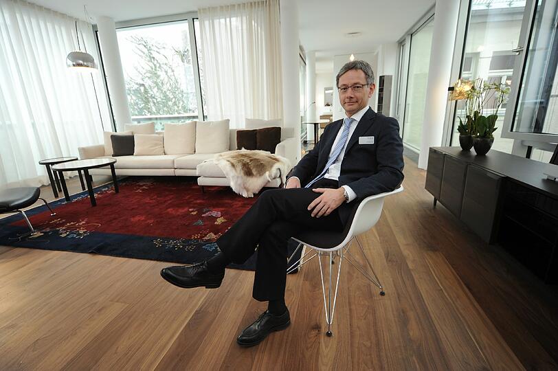 Klare Linien, viel Licht: Der Bauherr, Bauwerk Capital-Chef Christoph Lemp, nimmt im Wohnzimmer einer der neuen Wohnungen Platz.