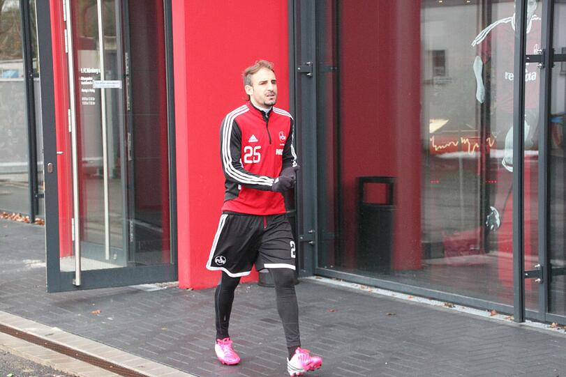 Javier Pinola gibt ab 12.45 Uhr Autogramme in Lauf a.d. Pegnitz. Begleitet wird er von Mannschaftskamerad Markus Mendler.