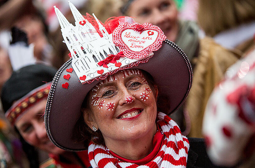 Eine Jecke feiert am 11.11.2015 vor dem Dom in Köln (Nordrhein- Westfalen) den Beginn der Karnevalssession. In den rheinischen Karnevalshochburgen hat die närrische Zeit begonnen. Pünktlich um 11:11 Uhr nahm das bunte Treiben seinen Lauf.