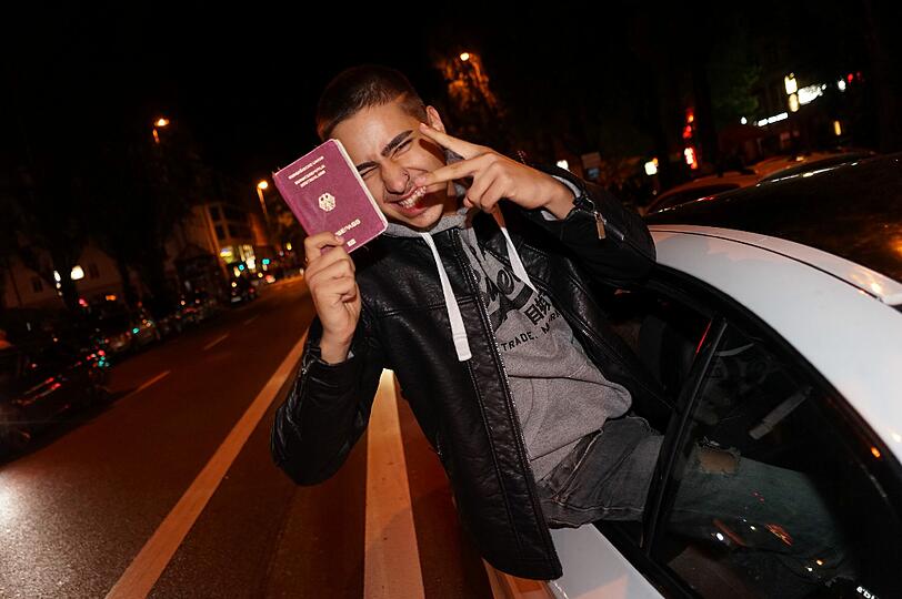 Partyalarm auf der Leopoldstraße: Rund 2.500 Münchner feierten hier den Sieg über Italien.