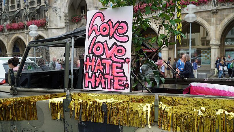 Slutwalk 2018 in München: Frauen und Männer kämpfen gemeinsam gegen Sexismus in der Gesellschaft und fordern sexuelle Selbstbestimmung für alle.