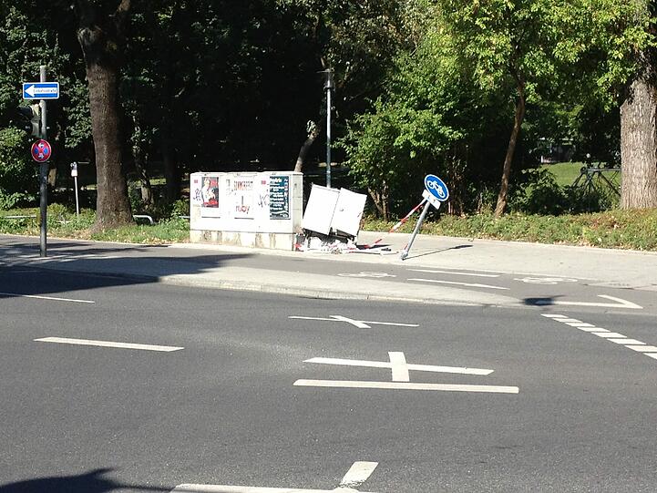 "Immer im Weg, dieses Schild", schreibt AZ-Leser Kornelius Huber zu seinem Foto.