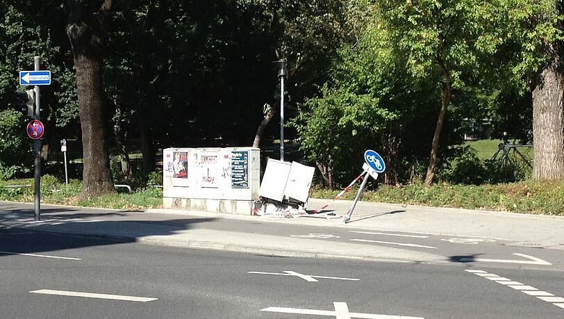 "Immer im Weg, dieses Schild", schreibt AZ-Leser Kornelius Huber zu seinem Foto. "Immer im Weg, dieses Schild", schreibt AZ-Leser Kornelius Huber zu seinem Foto.