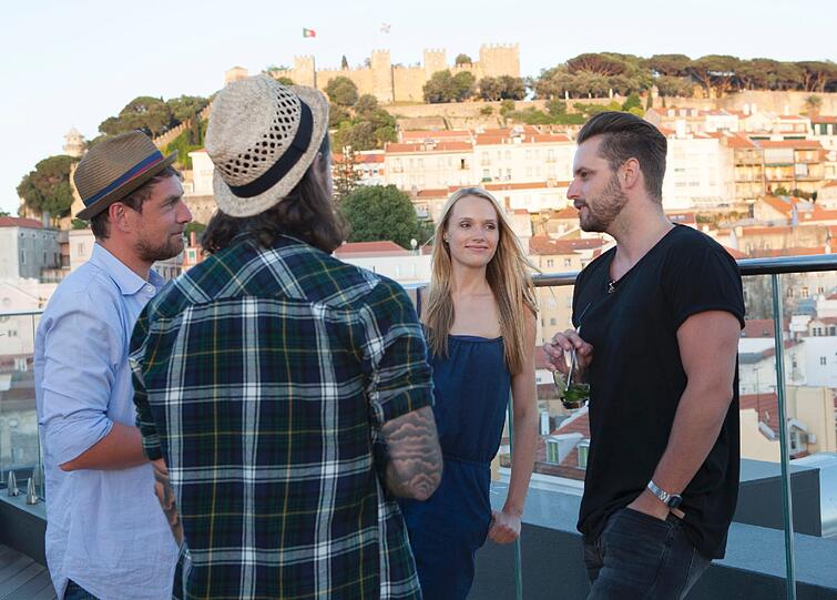 Anna nutzt die Zeit auf der Rooftop Bar, um die eingeladenen Jungs besser kennenzulernen. Es stellt sich heraus, dass Tommy und Tim von Macho Aurelio die Nase gestrichen voll haben.
