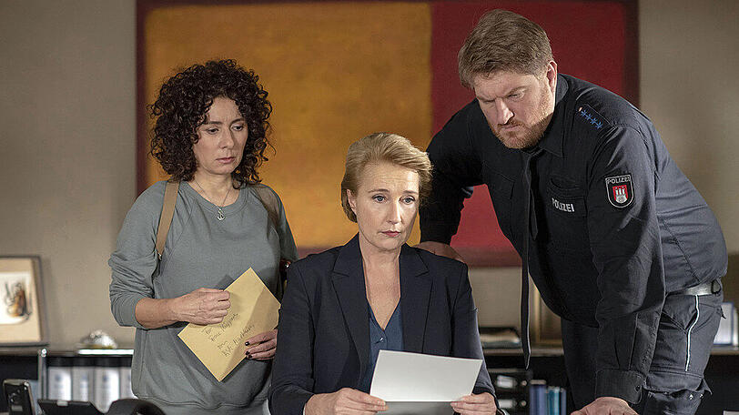 Frau Küppers (Saskia Fischer, M.), Harry (Maria Ketikidou, l.) und Hannes (Marc Zwinz, r.) halten im "Großstadtrevier" die Stellung.
