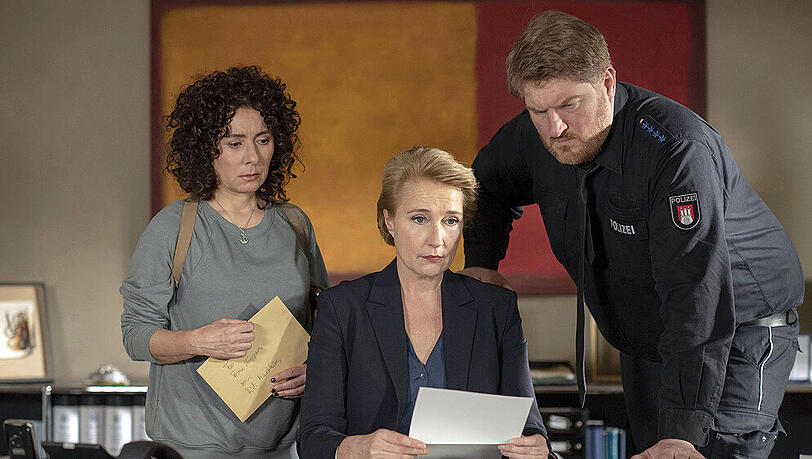 Frau Küppers (Saskia Fischer, M.), Harry (Maria Ketikidou, l.) und Hannes (Marc Zwinz, r.) halten im "Großstadtrevier" die Stellung. Frau Küppers (Saskia Fischer, M.), Harry (Maria Ketikidou, l.) und Hannes (Marc Zwinz, r.) halten im "Großstadtrevier" die Stellung.