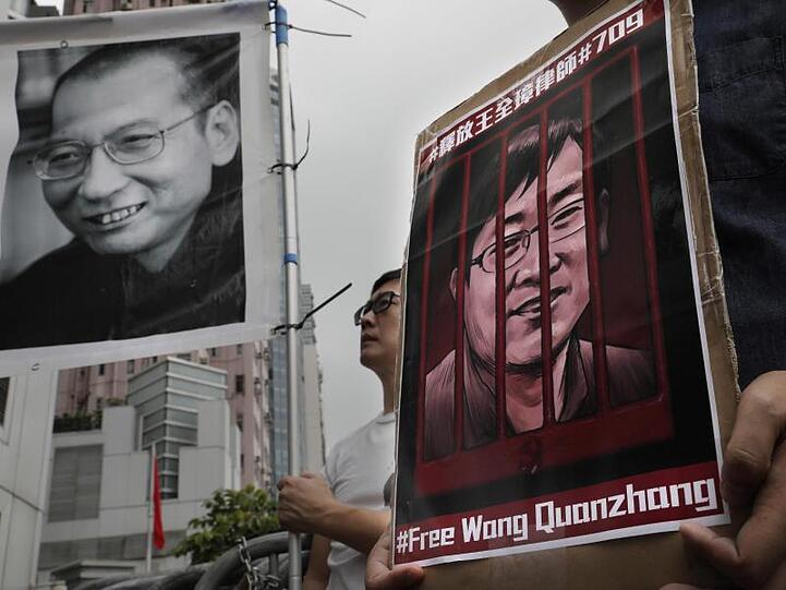 Demonstranten in Hongkong erinnern an chinesische Bürgerrechtler, darunter der verstorbene Friedensnobelpreisträger Liu Xiaobo (auf dem linken Plakat.