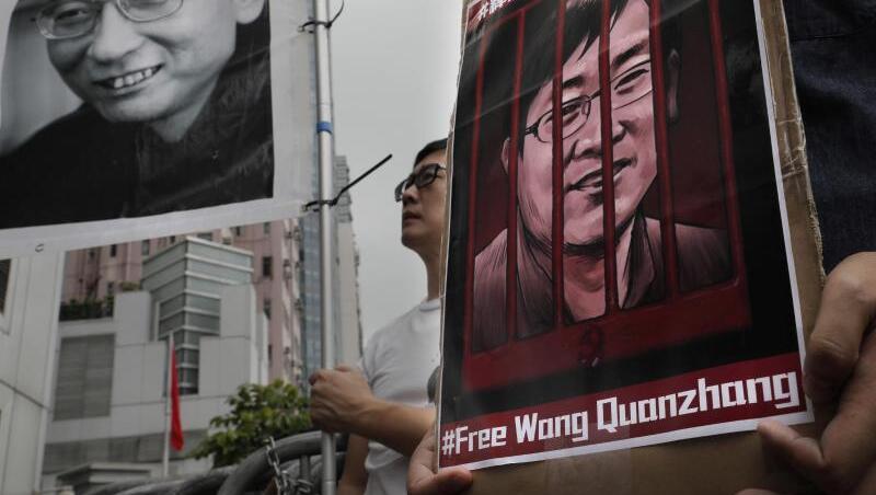 Demonstranten in Hongkong erinnern an chinesische Bürgerrechtler, darunter der verstorbene Friedensnobelpreisträger Liu Xiaobo (auf dem linken Plakat.