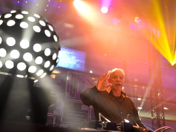 Giovanni Giorgio Moroder steht nach der Eröffnung der Messe "Bread & Butter" in einem Gebäude des ehemaligen Flughafens Tempelhof auf der Bühne.