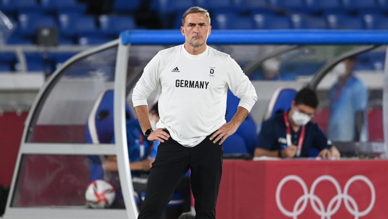 Stefan Kuntz, Trainer der deutschen Mannschaft, steht am Spielfeldrand.