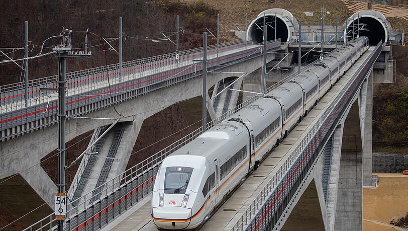 Ein ICE-Zug steht auf der Bahn-Neubaustrecke zwischen Wendlingen und Ulm auf der Filstalbrücke.