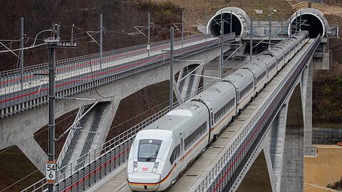 Ein ICE-Zug steht auf der Bahn-Neubaustrecke zwischen Wendlingen und Ulm auf der Filstalbrücke.