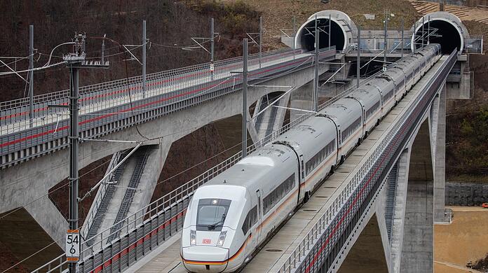 Ein ICE-Zug steht auf der Bahn-Neubaustrecke zwischen Wendlingen und Ulm auf der Filstalbrücke.