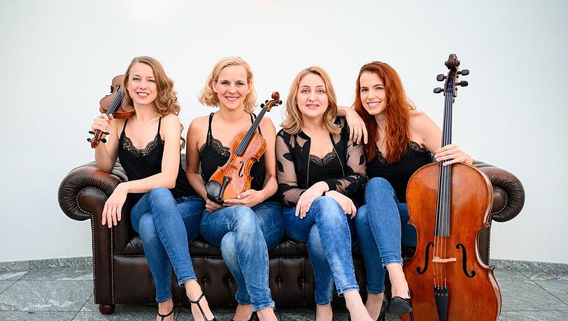 Die lässige, sexy Seite der Klassik: Salut Salon mit (von links) Meta Hüper, der Gründerin Angelika Bachmann, Olga Shkrygunova und Heike Schuch.