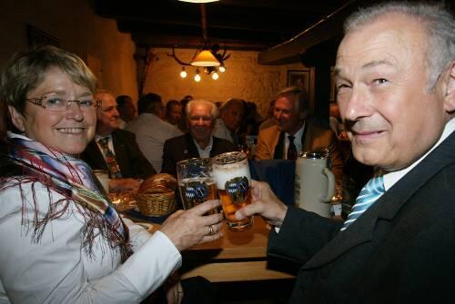 Erste Annährungsversuche an die Tracht: Marga Beckstein im Fransentuch mit ihrem Mann.